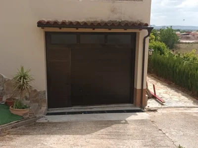 puerta realizada por Tanaz, de una cochera