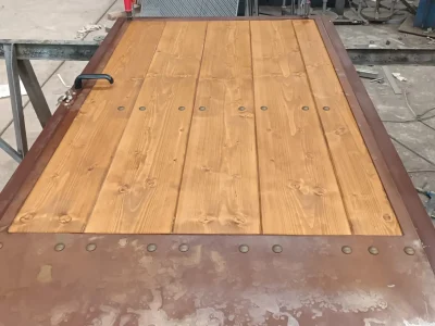puerta de casa en proceso de producción
